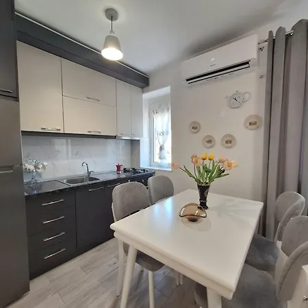 Eli'S Apartment *